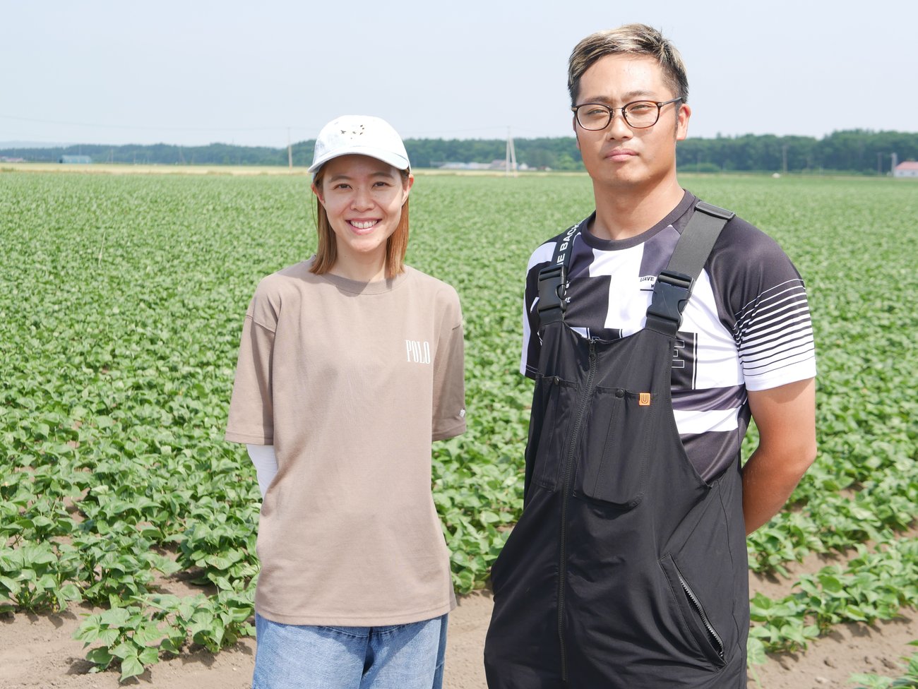 さとう農場を営む佐藤貴之さん夫妻（更別の畑にて）